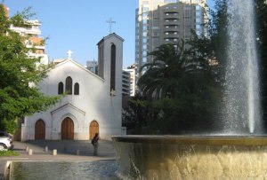 iglesia-nuestra-senora-de-los-angeles-y-pileta-exterior-santiago